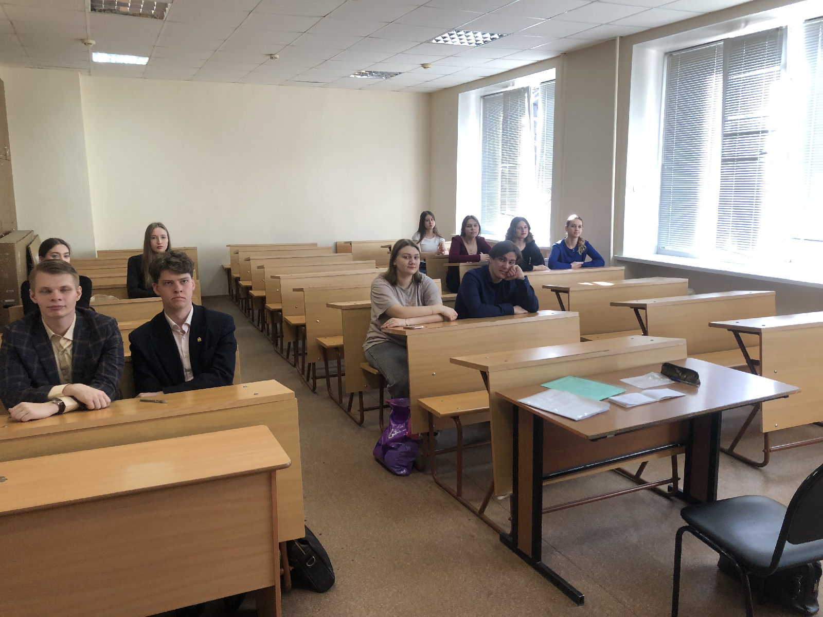 4 апреля 2025 года в рамках кураторского часа в группе 23ИПО1 проф. каф. ВИиО В.И. Шувалов в форме интерактивной лекции прочитал студентам сообщение на тему: «Мир сегодня: национализм и гибридные войны»